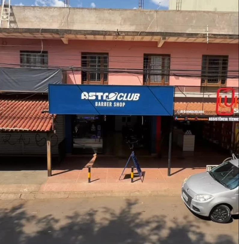Fachada azul da AstroClub Barber Shop no Riacho Fundo II
