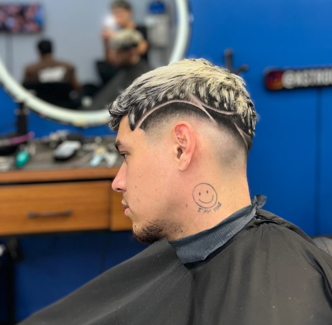 Corte com mechas claras e detalhe lateral
